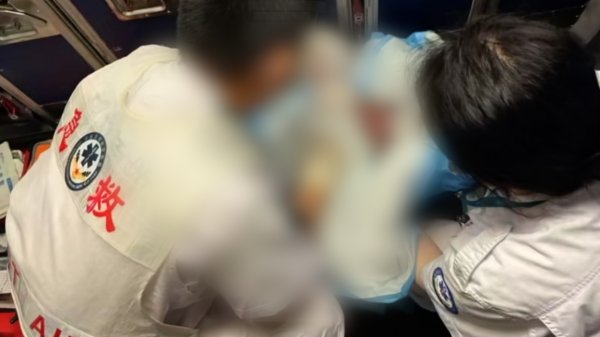 真牛所 16岁孕妇在机上诞下一女婴致延误? 航司称系公司原因延误, 机场: 母女平安